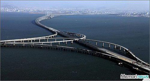 طولانی‌ترین پل دریایی جهان. هزینه ساخت: تقریبا ۱ میلیارد پوند است